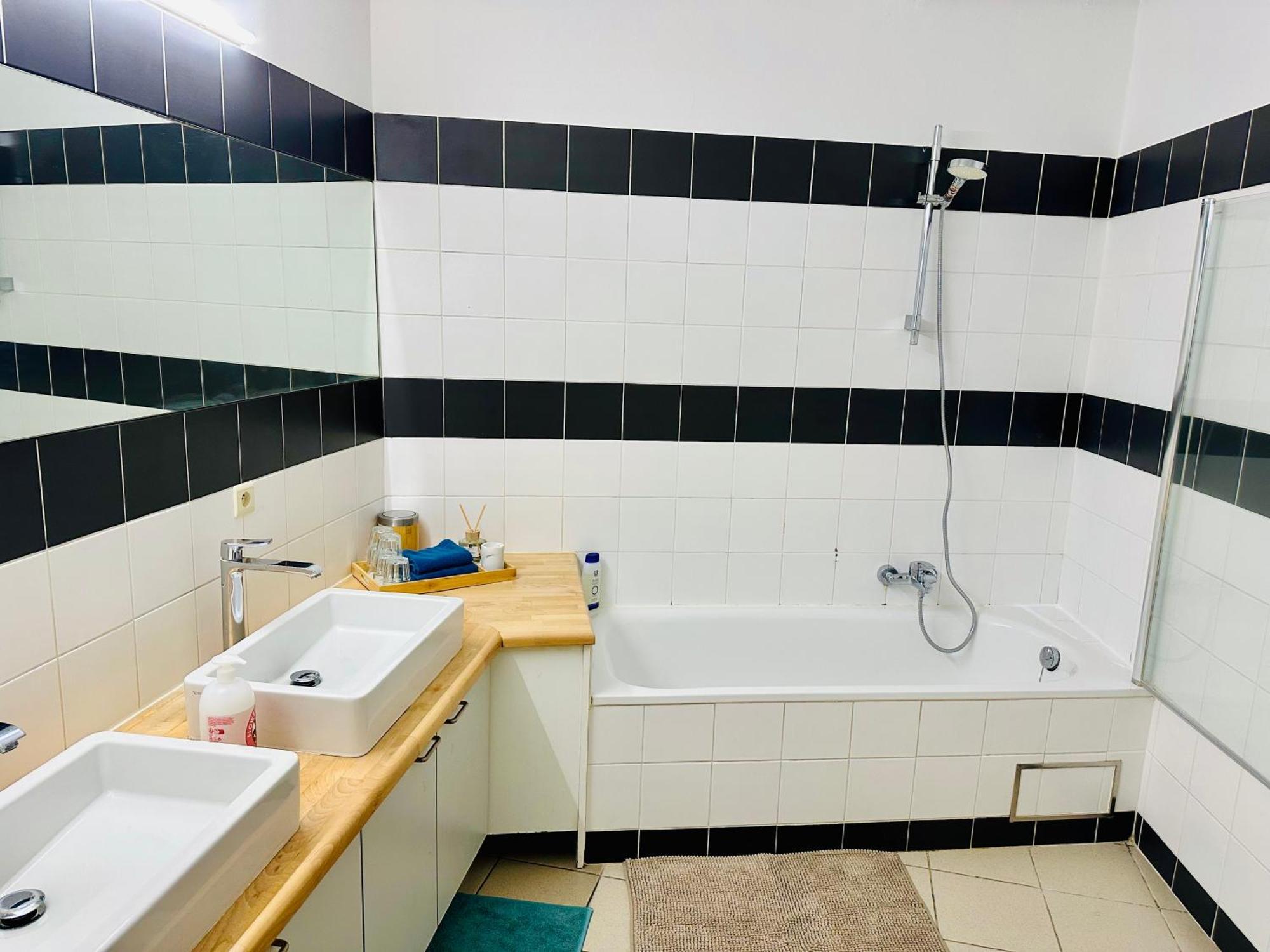Down Town Oasis-Spacious Loft With Private Parking Bryssel Exteriör bild